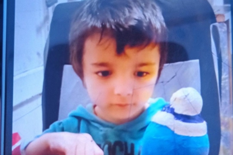 Figyelem! 5 éves kisfiú tűnt el otthonról hétfő délután - Már több százan keresik Gergőt, közölte a rendőrség